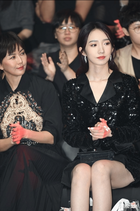 小白爱美搭|孙燕姿和孟美岐相差21岁，坐在一起像“母女”，岁月真是不等人