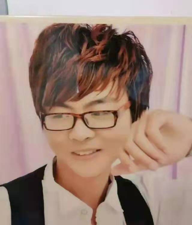 郭希宽|郭威婚纱照曝光，神态竟与郭希宽神似，网友：基因的强大改变不了