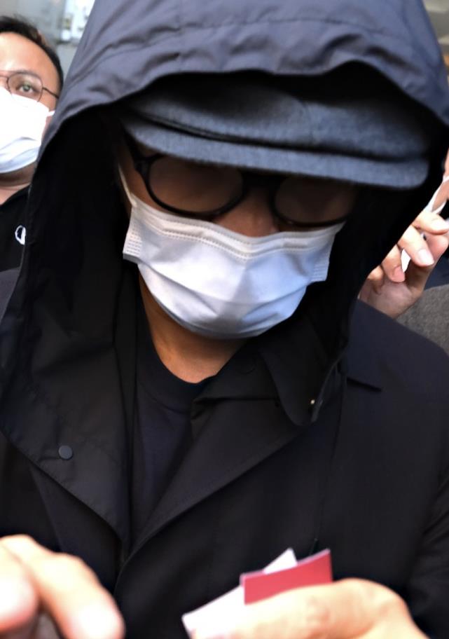 周星驰|周星驰罕见出席朋友活动，面色发白身材清瘦，脸上皱纹明显