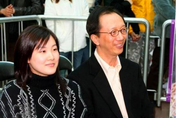 伏明霞|伏明霞婚姻有变？这段与香港财神爷的感情，也要结束了？