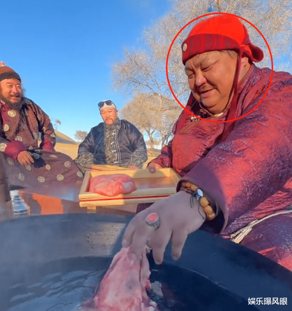 蛋白尿|400斤恩克请朋友吃饭，把树枝当作筷子叉肉，脸部发黑青斑明显