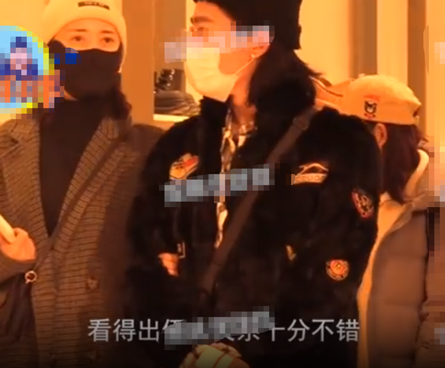 蒋勤勤|蒋勤勤手挽男助理逛商场！气质出众身材好，身边跟随5名工作人员