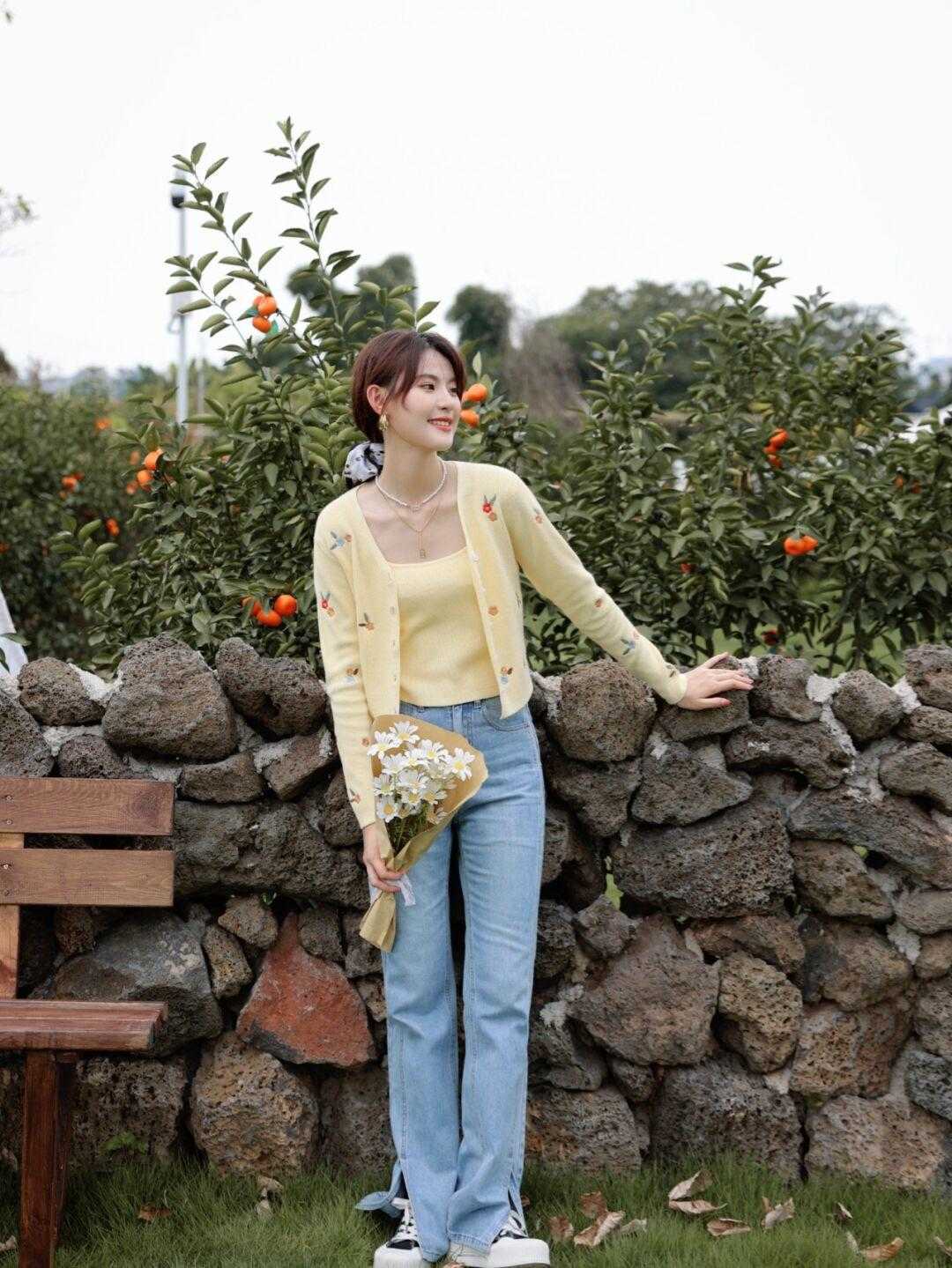 何有强|秋季的简约穿搭指南,毛衣外套搭配吊带裙高级时髦,精致大气