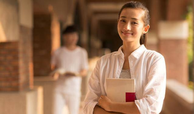 制服|年轻女老师为活跃课堂气氛，穿JK为学生上课，此举引来家长担心