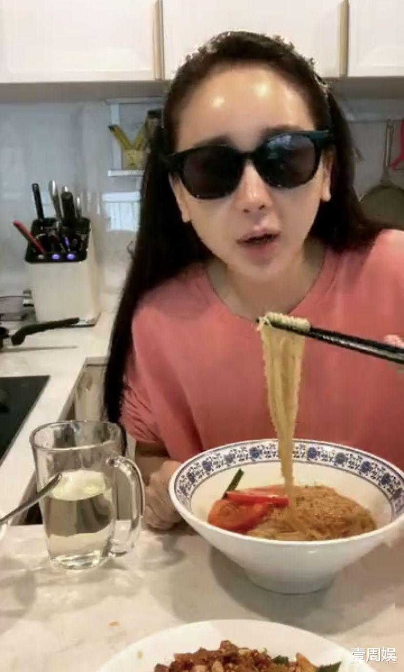 咸素媛|45岁咸素媛晒美照，割完双眼皮越来越自信了，网友：一脸高科技