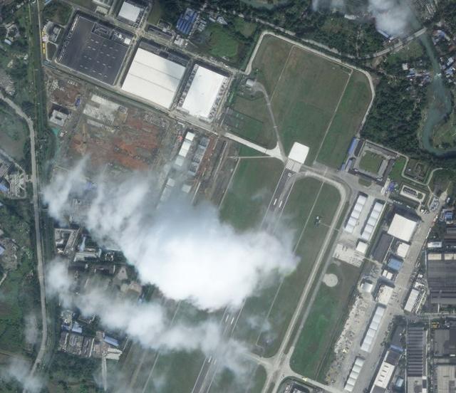 歼-20|美媒：成飞试验机场一堆歼10、歼20之中，出现“无尾战斗机”