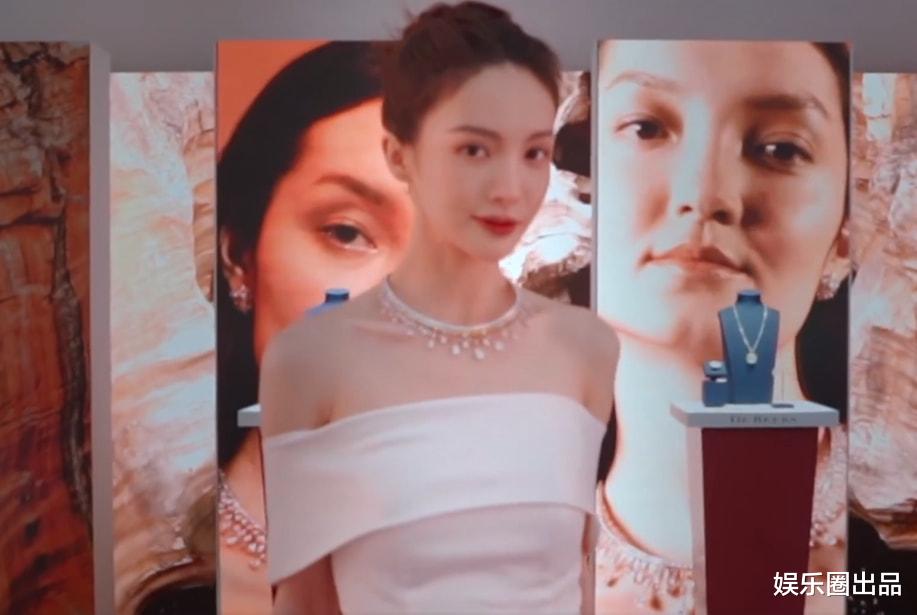 金晨|金晨的活动旧照火了，穿露肩长裙拍照，弯腰幅度太大惹争议