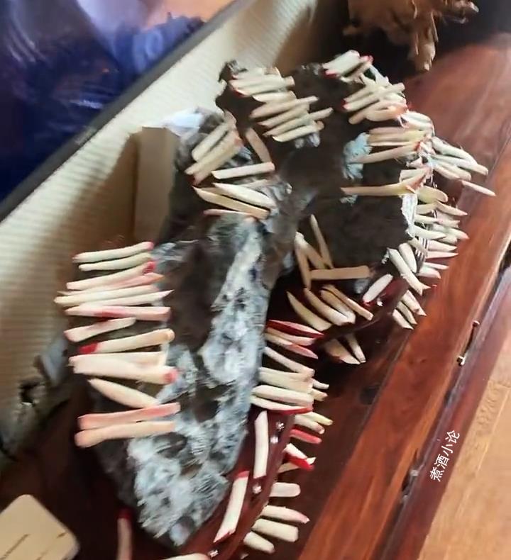 奶奶在家见缝插针式晒萝卜干,家具上都摆满了,不放过每一寸地方