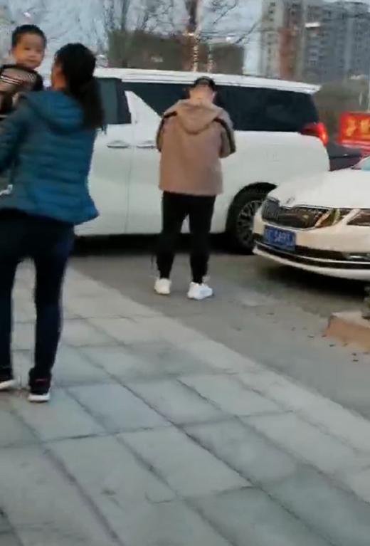 岳云鹏|岳云鹏坐30万商务车参加外甥婚礼，被粉丝热情喊话却一脸冷漠