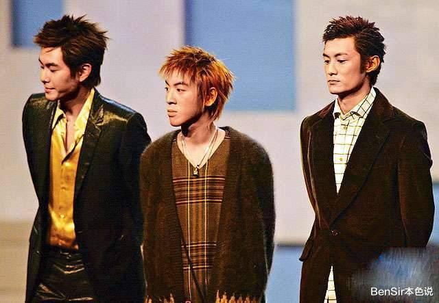 萧正楠|萧正楠的简单情史，与两位美女纠缠不清，寡淡无味却远超你的想象