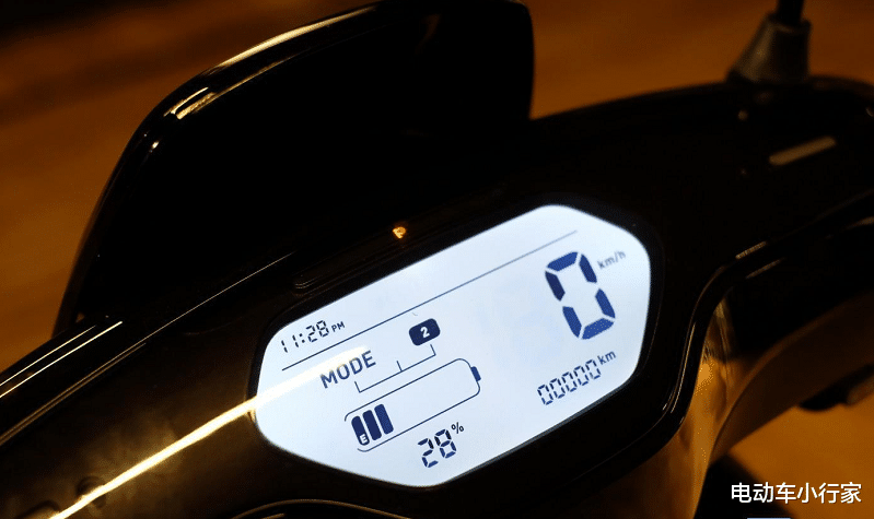 电动车小行家 为什么电动车电池一充电就满，一拧转把就会掉2格电，告诉你原因