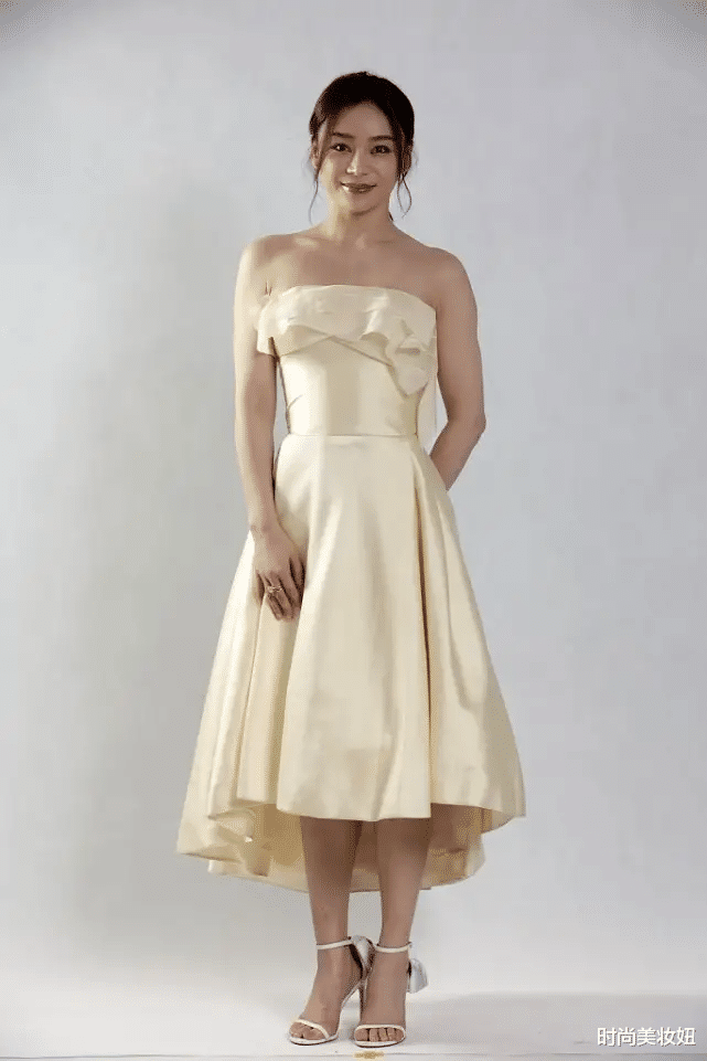 时尚美妆妞|被颜丹晨的身材迷住了,穿抹胸连衣裙身材刚刚好,美成了焦点