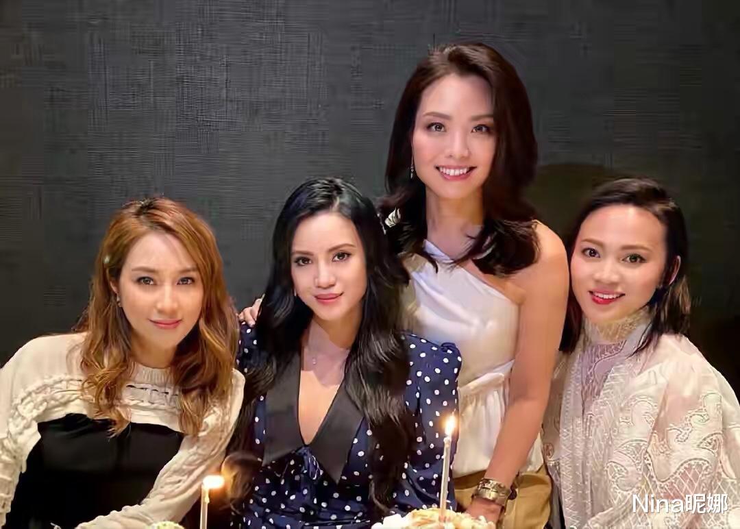 Nina昵娜|千亿媳妇徐子淇追星成功!穿垫肩西装同娘家选手自拍合影,一脸迷妹样真美