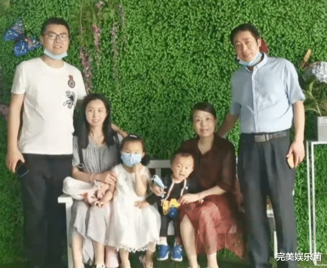 刘诗诗|田静地位180度反转，和杜妈合照只能站角落，跟许妈一起却能站C位