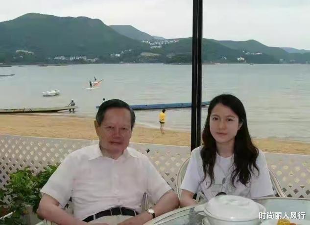 杨振宁|杨振宁百岁寿宴太高调！45岁娇妻惊艳亮相成主角，穿大红色好喜庆