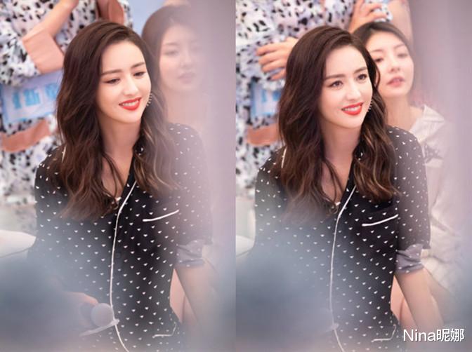 Nina昵娜 佟丽娅太自信了！穿黑白睡衣做导师上综艺，红唇美妆梨涡笑好羞涩