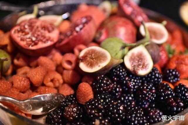 |帕里斯·希尔顿婚礼菜品曝光，金箔包土豆尽显奢华，皇冠蛋糕美翻