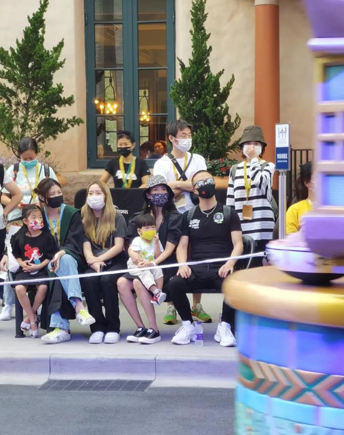 方脸妹说时尚|章子怡一家游玩被偶遇！她穿黑裙戴帽抱娃变保姆，儿子眼睛像汪峰