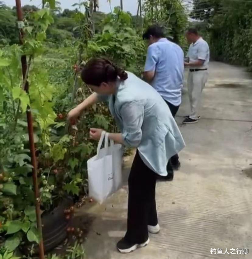 宇多田光|许妈一身素衣当志愿者，杜母一袭红衣游北京，真爱与伪善自然呈现