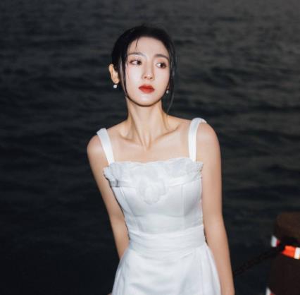 邢菲|邢菲出席金鸡闭幕式造型曝光，一袭白裙如神明少女