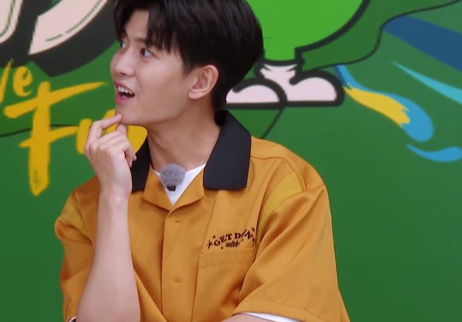 开心麻花|白鹿播音失误，任嘉伦听后反应暴露两人真实关系，不愧是“夫妇”