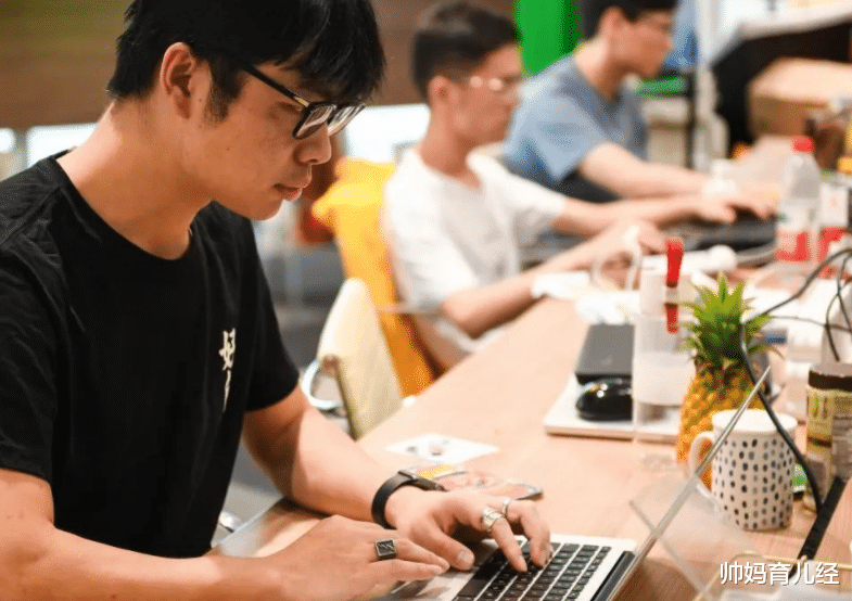 帅妈育儿经|大学生专业收入排名出炉,毕业就月入过万,前几名都是热门专业