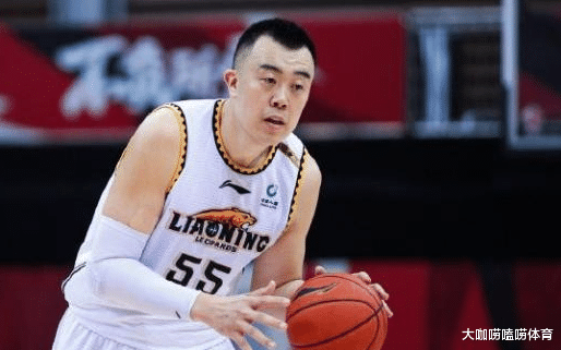 韓德君|CBA上演斷子絕孫腳！韓德君捂褲襠怒砸地板，一聲慘叫嚇壞楊鳴