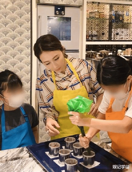 黎姿豪宅内景再曝光,浴室装修豪华,连简单的洗脸盆都满是高级感