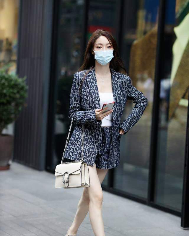 小姐姐|小姐姐穿职业装真有气质，大长腿尽显女性魅力！你们觉得好看吗