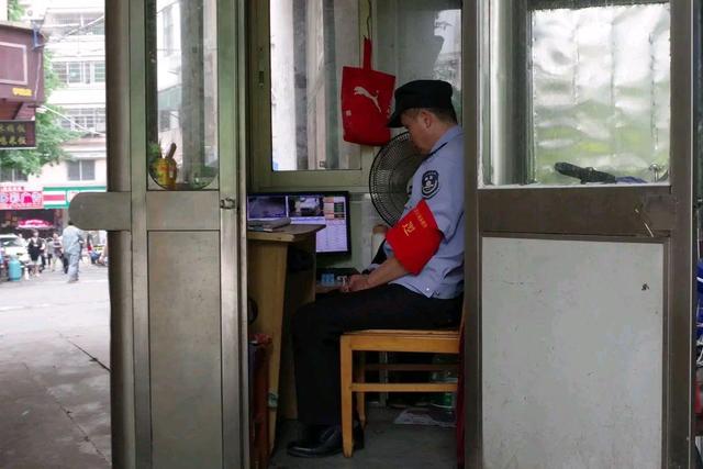 保安 工厂保安一个月被监控抓到三次睡觉，工厂决定让他转铺盖走人