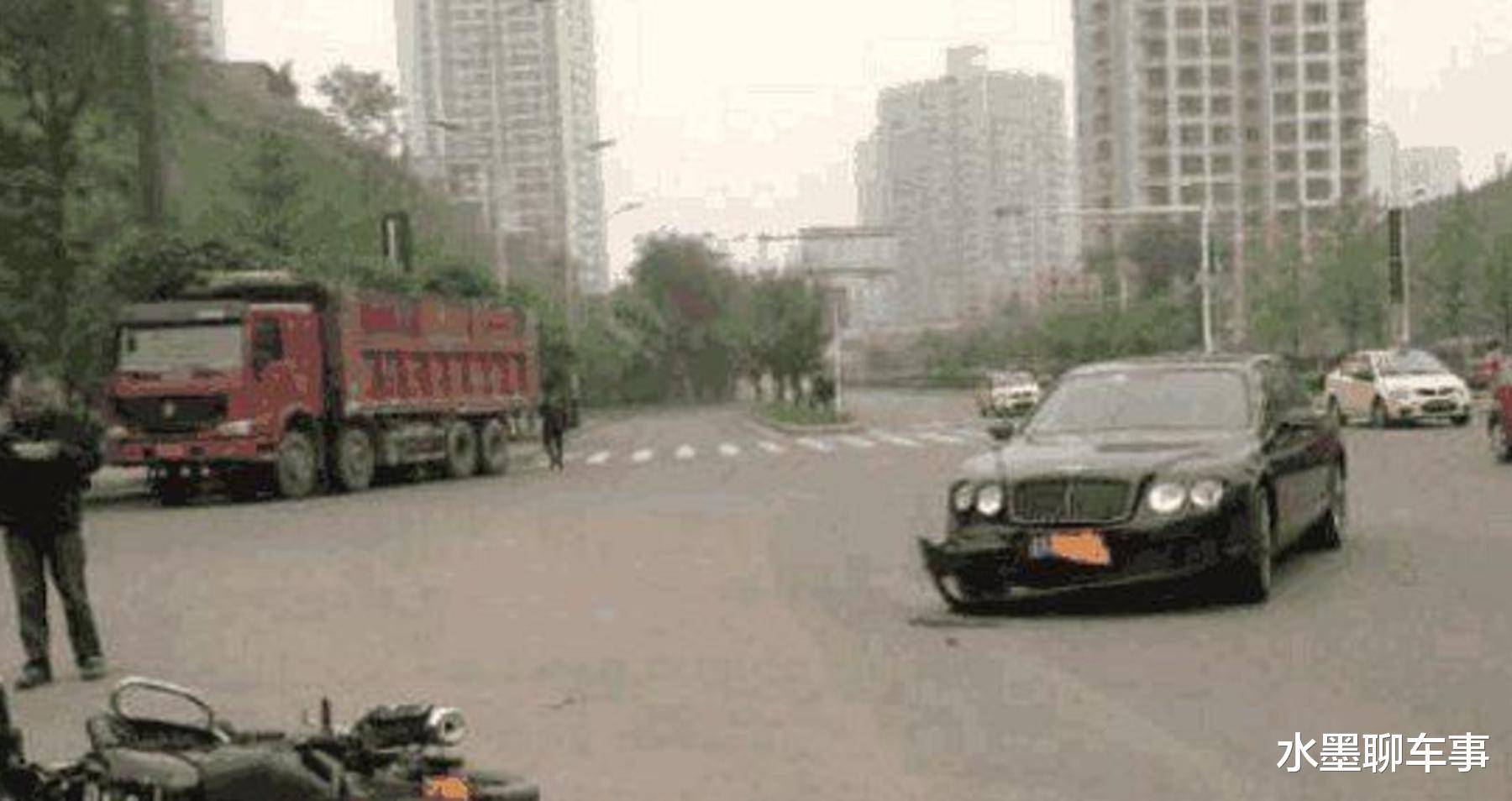 宾利|宾利撞上摩托车，车主掏出5百块赔偿，摩托车主看后：回去卖房吧