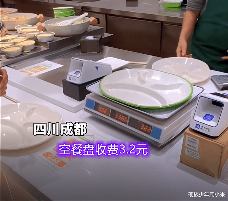 天上有个太阳 讽刺！某地一快餐店空餐盘收费3块多，桌上却贴着“已去皮”字样！