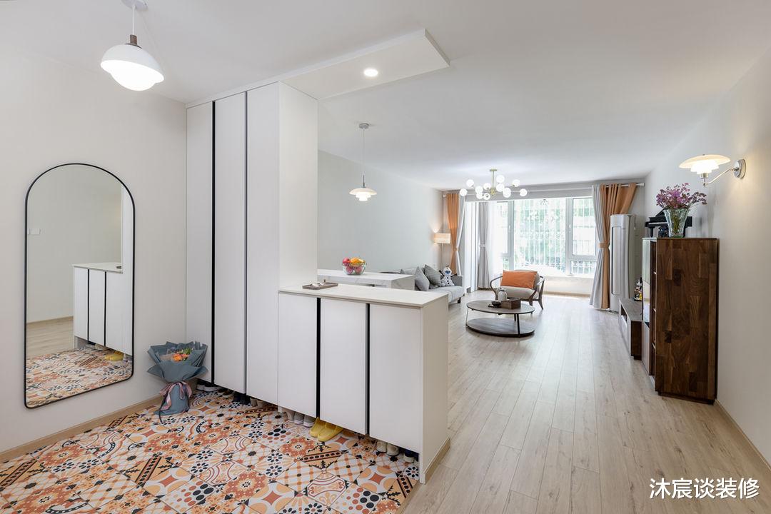 |她家不做吊顶也不做背景，不断给空间“减负”，真是越简单越好看