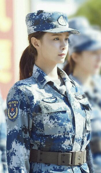 迪丽热巴|40位女明星军装照：赵丽颖金晨英气逼人，热巴娇俏，景甜青春可人