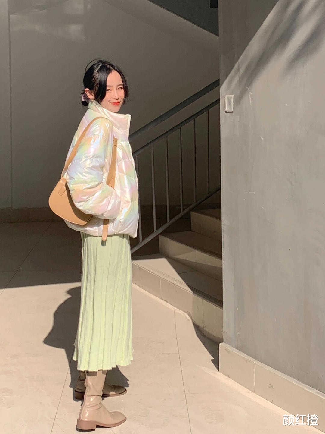 颜红橙 这些才是羽绒服的高级穿法，白色羽绒服配半裙甜美温柔，简约时髦