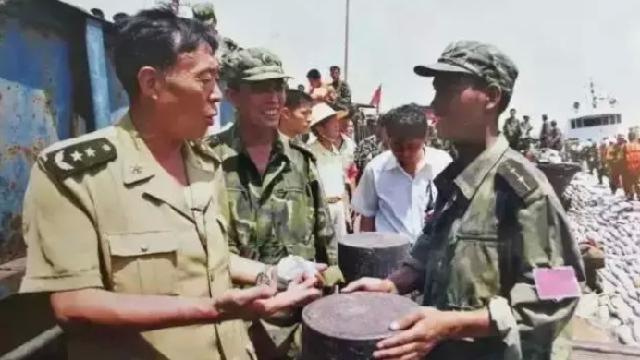 胡小小乖|抗洪英雄董万瑞：57岁奔赴救灾前线，76岁离世，儿子已成副师长