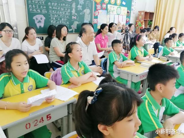 小新与苍穹 老师上课期间被学生羞辱，施以体罚后又遭处分，内因实为家教缺失