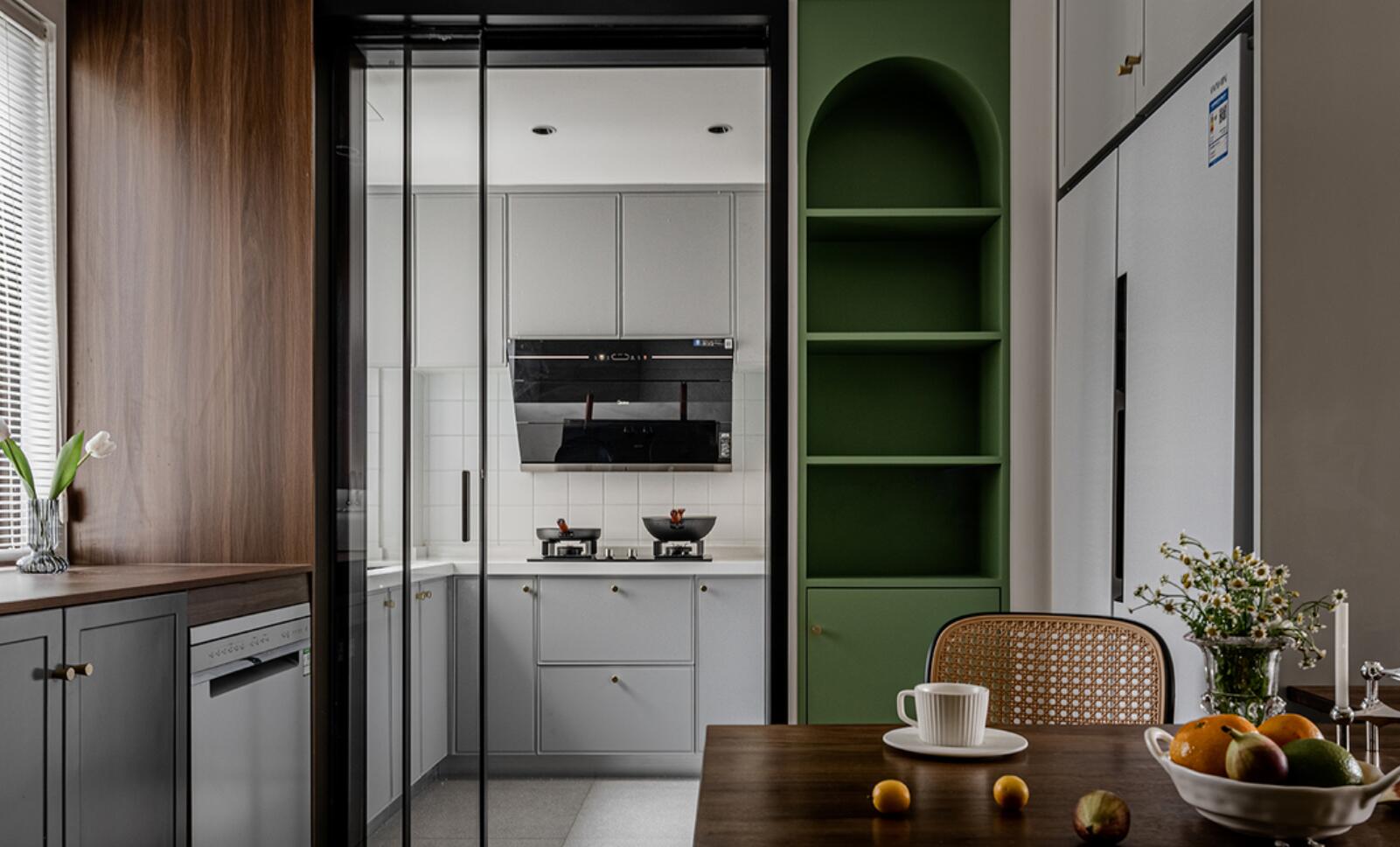 不愧是文艺女青年的家!布局打破常规,色彩古典雅致,太抢眼了