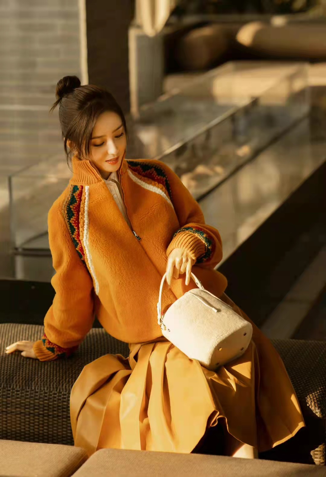 刘亦菲|佟丽娅针织毛衣配半身裙，冬天这么穿，温暖时髦还显瘦