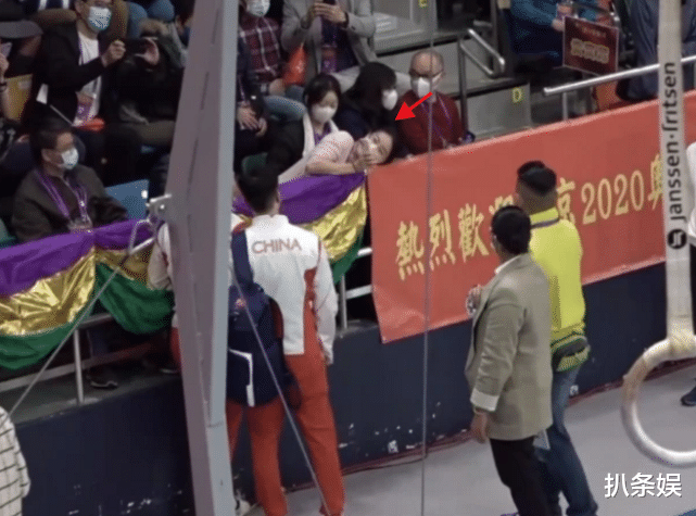 郭晶晶|郭晶晶活动上被偶遇，衣服穿一半爽快答应网友合影请求，超谦和