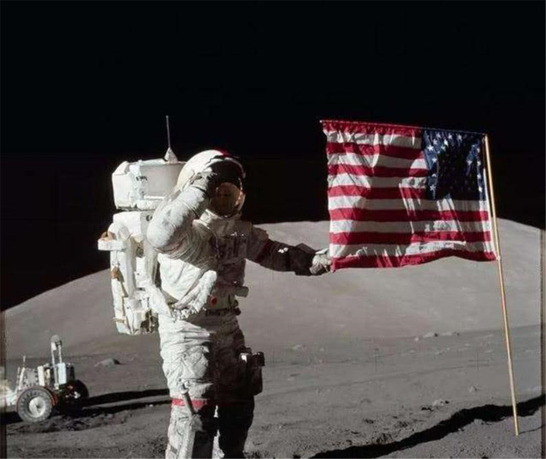 月球 五星红旗在月球展开后，美国登月再遭质疑：为啥美国国旗在飘扬？