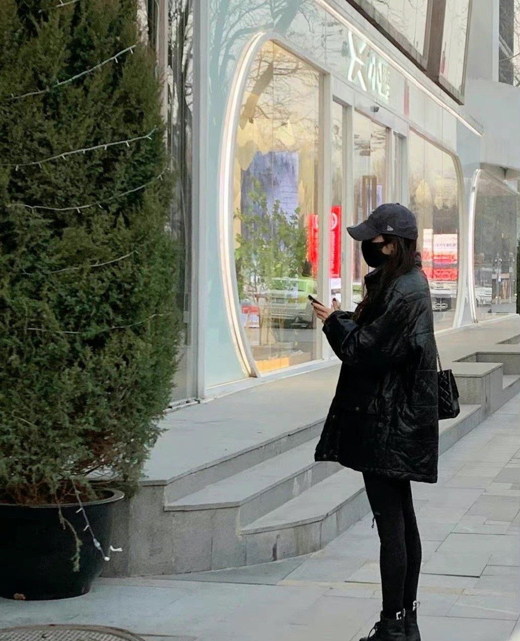 陈建斌|杨幂逛街被偶遇，纤细铅笔腿抢镜，张大大一路同行甘当“护花使者”