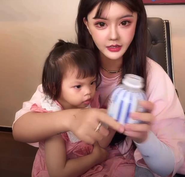 韩安冉|韩安冉嫌弃小猪妹拉臭臭，捏着鼻子大喊“好臭”，猪妹眼神惊慌