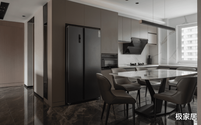 坐拥超大观景阳台,线条勾勒出力量感,筑成独特的三居室