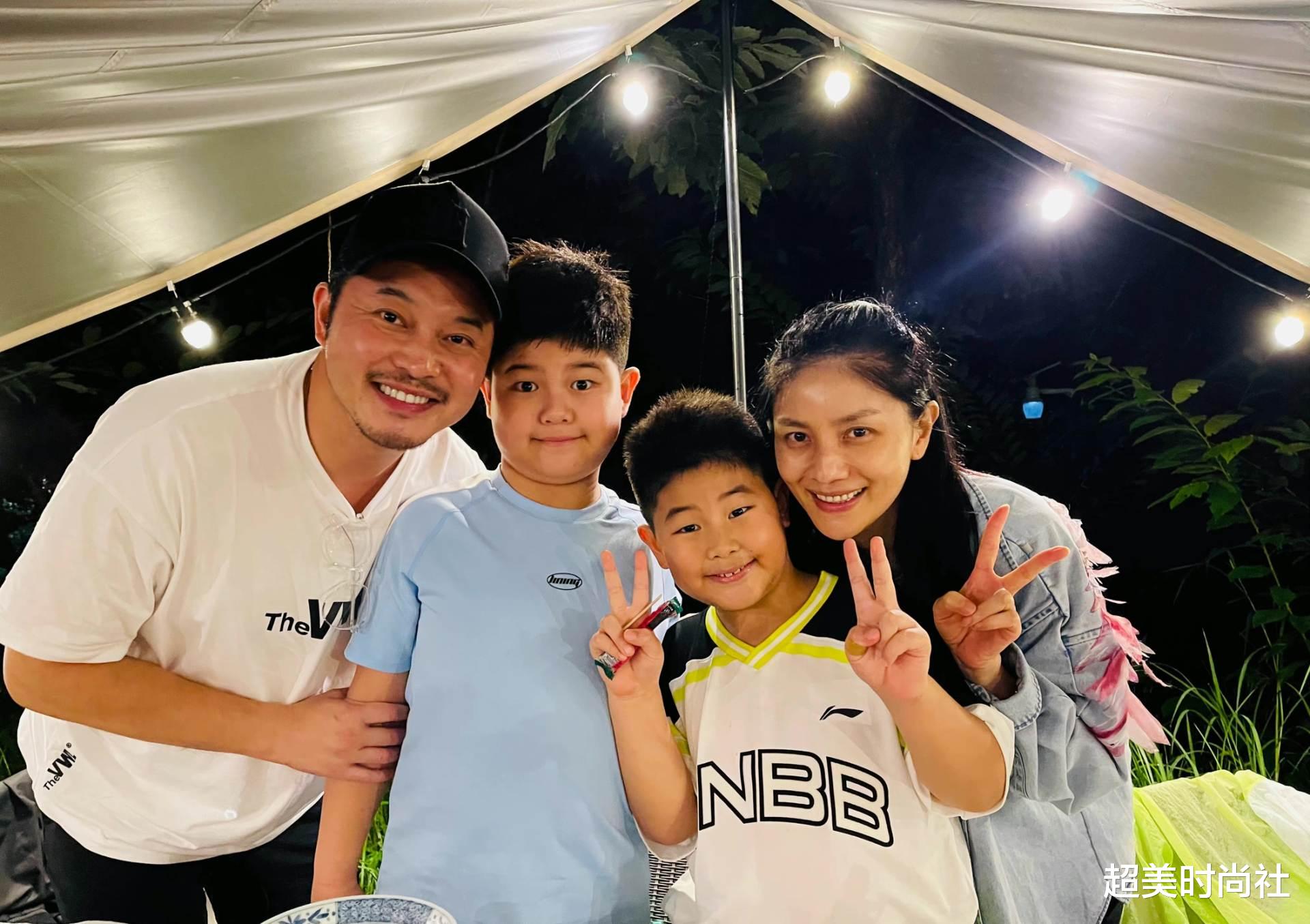 超美时尚社|沙溢携全家出游,胡可怼脸自拍眼袋抢镜,俩儿子穿同款外套太可爱