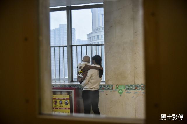 黑土影像 孩子患重症母亲欲遗弃，10分钟后哭着抱回，丈夫：你良心不痛吗？