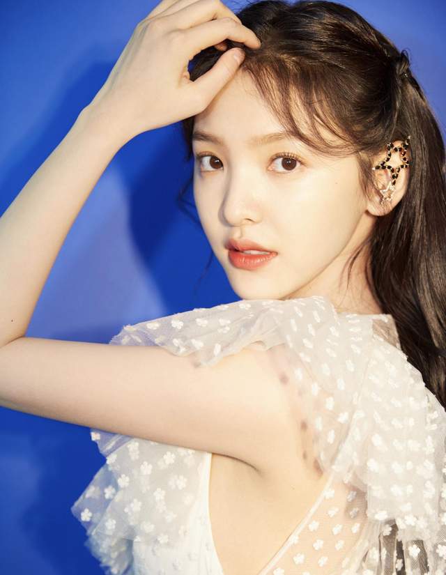 赵露思|25岁章若楠，23岁赵露思，同是初恋脸，一个跻身小花，一个捧不红