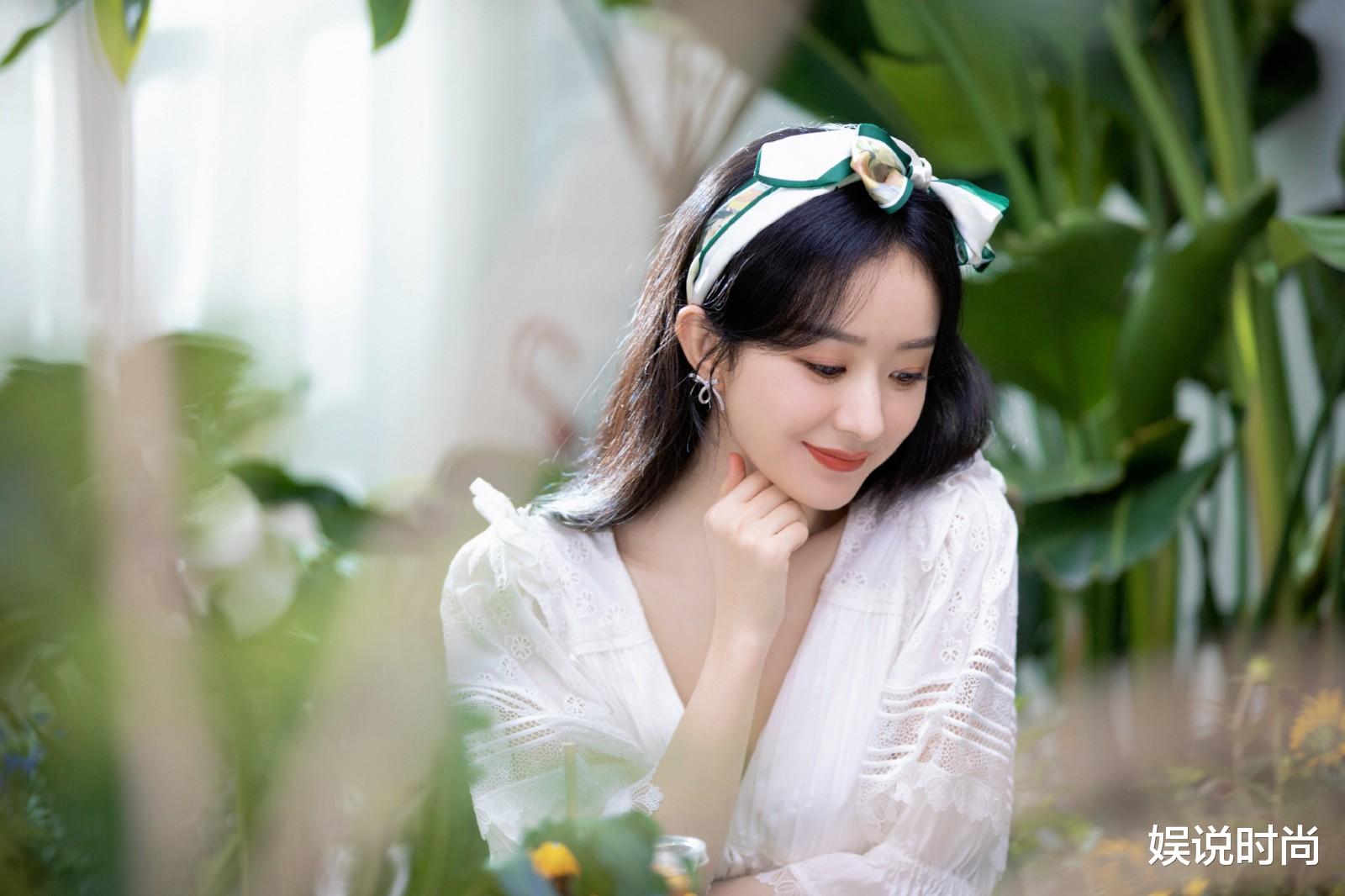 赵丽颖|赵丽颖新年首秀好有治愈感！穿搭色彩看出技巧，幸福神态溢出来