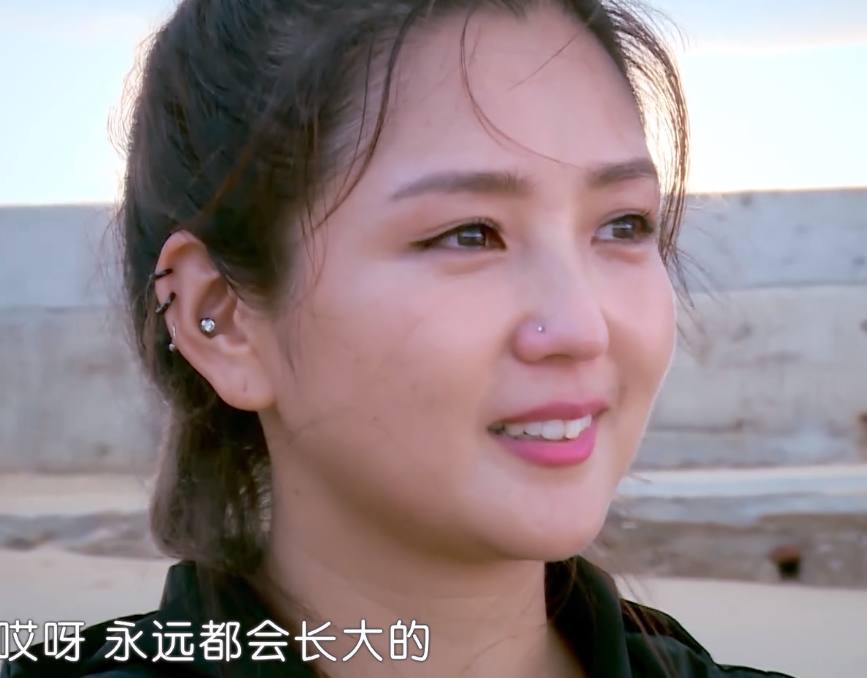 何洁|何洁脚踩恨天高穿超短裤现身楼盘开业典礼，舞台简陋唱的倒挺卖力