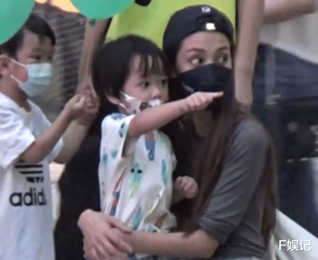 董子健|郑嘉颖夫妇带大儿子去逛街 儿子突然走出马路夫妻俩反应快马上拉着